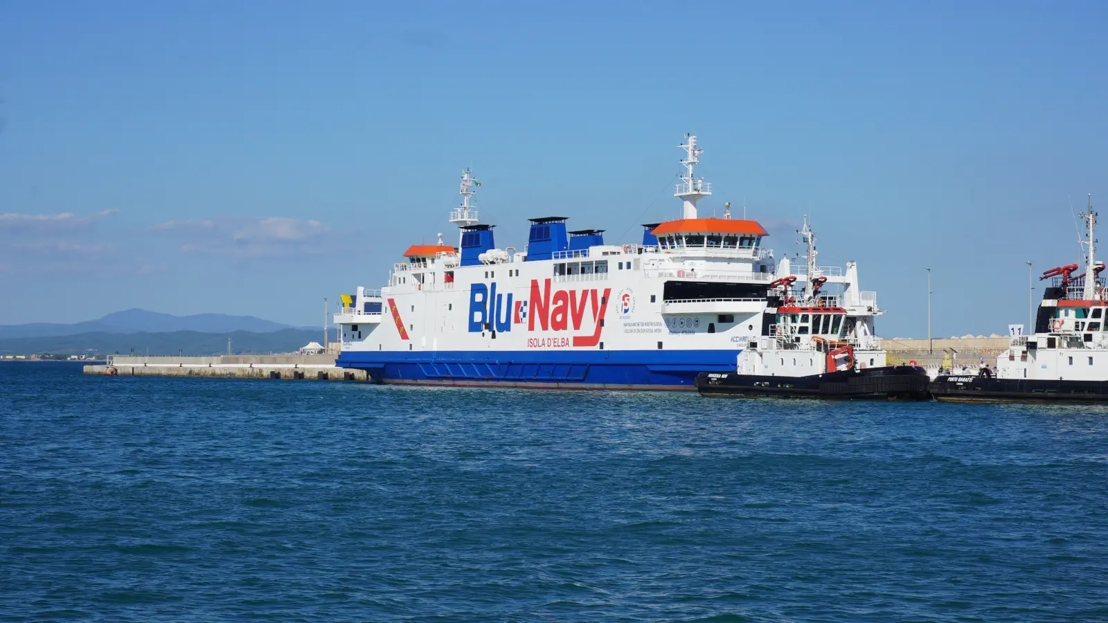 Die Blu Navy Fähre Acciarello pendelt zwischen Piombino und Portoferraio auf der Insel Elba.
