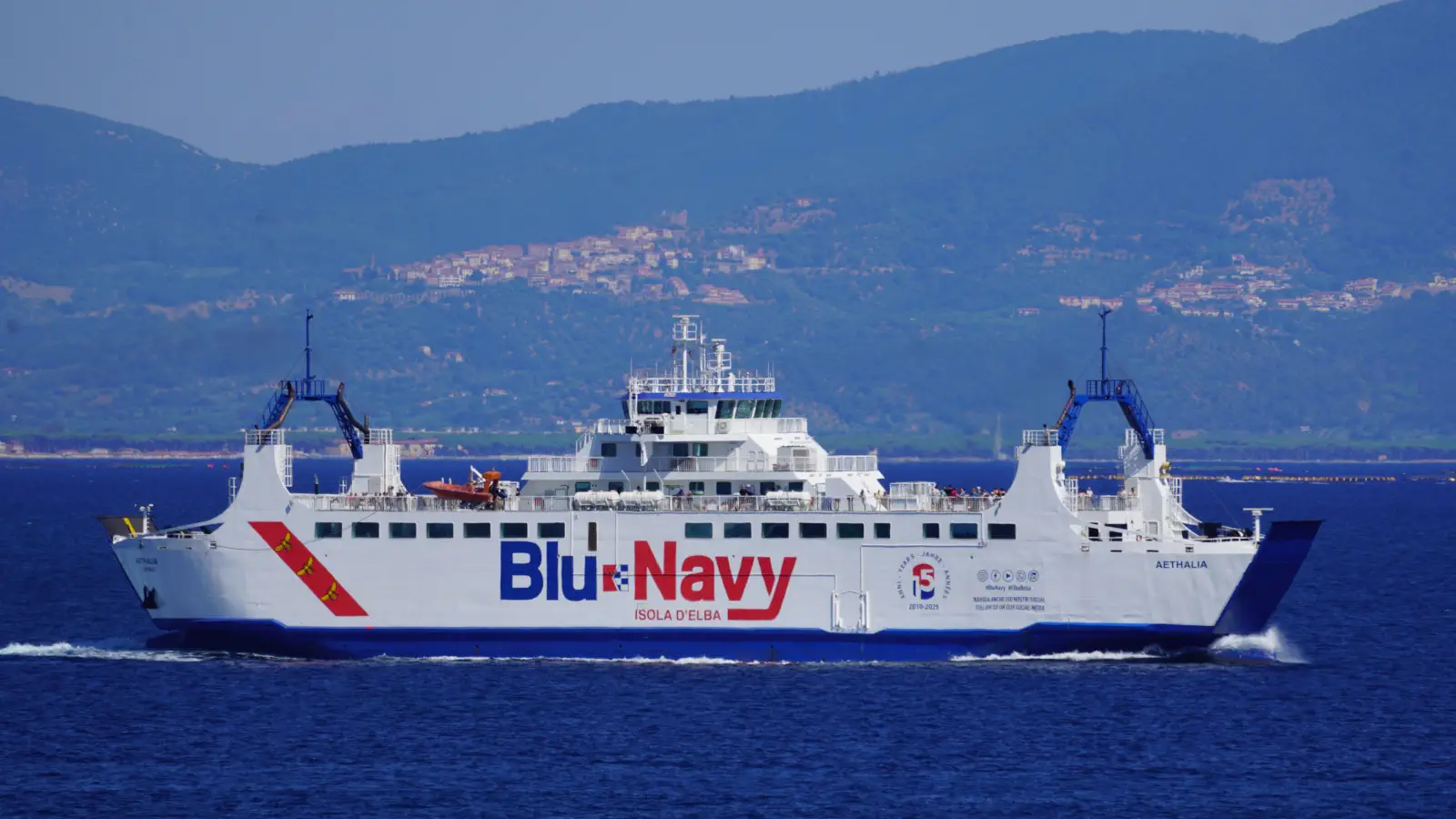 Die Blu Navy Fähre Aethalia pendelt zwischen Piombino und Portoferraio auf der Insel Elba.