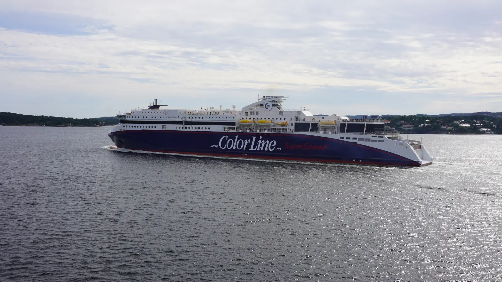 Die Color Line Fähre SuperSpeed 1 im Hafen Kristiansand bei der Abfahrt nach Hirtshals.