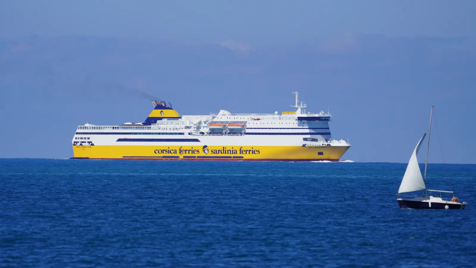 Die Fähre Mega Express Four von Corsica Ferries auf dem Weg nach Livorno.