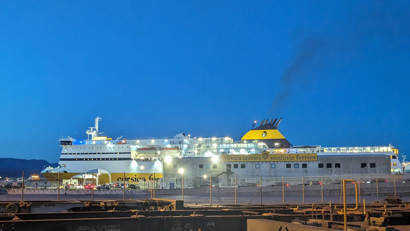 Das Fährterminal von Corsica Ferries Sardinia Ferries in Savona. Im Hintergrund die Fähre Mega Express Four von Corsica Ferries.