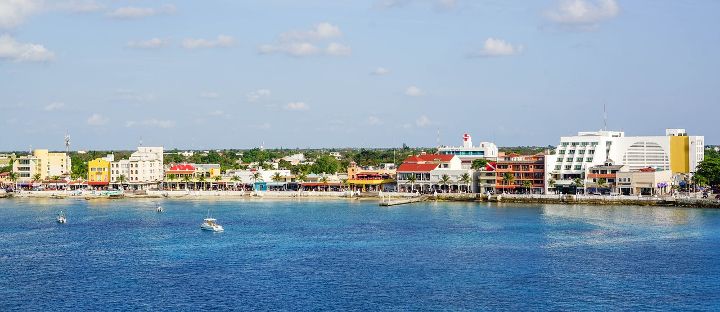 Blick auf die Küstenlinie von Cozumel in Mexiko