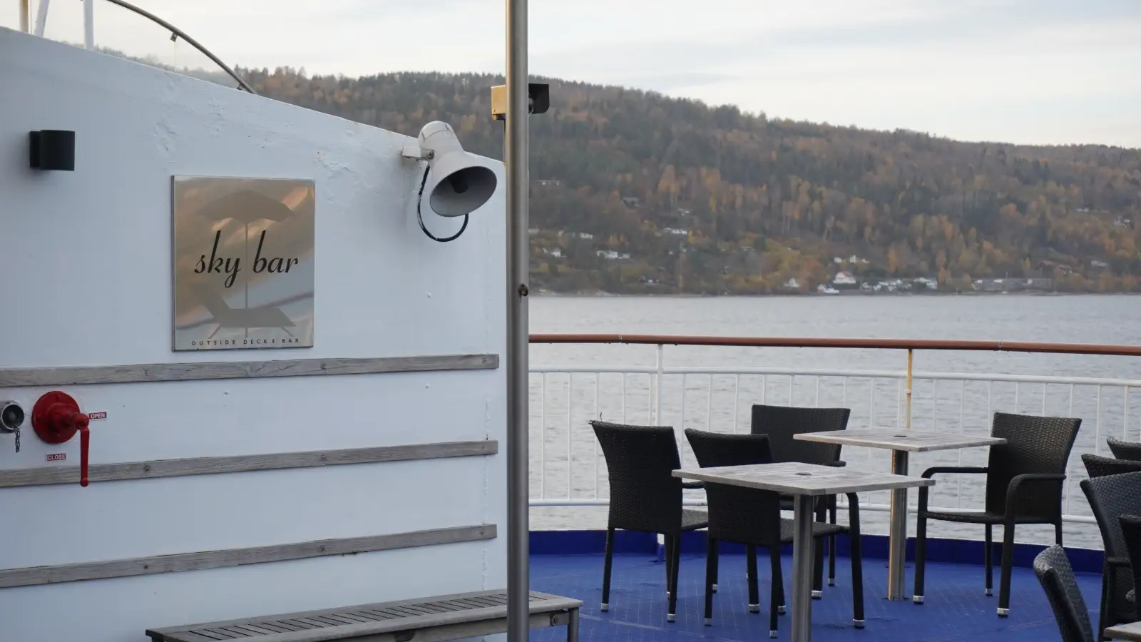 Die Sky Bar am Heck der DFDS Crown Seaways. Hier kannst du es dir gut gehen lassen und den Blick aufs Meer genießen.