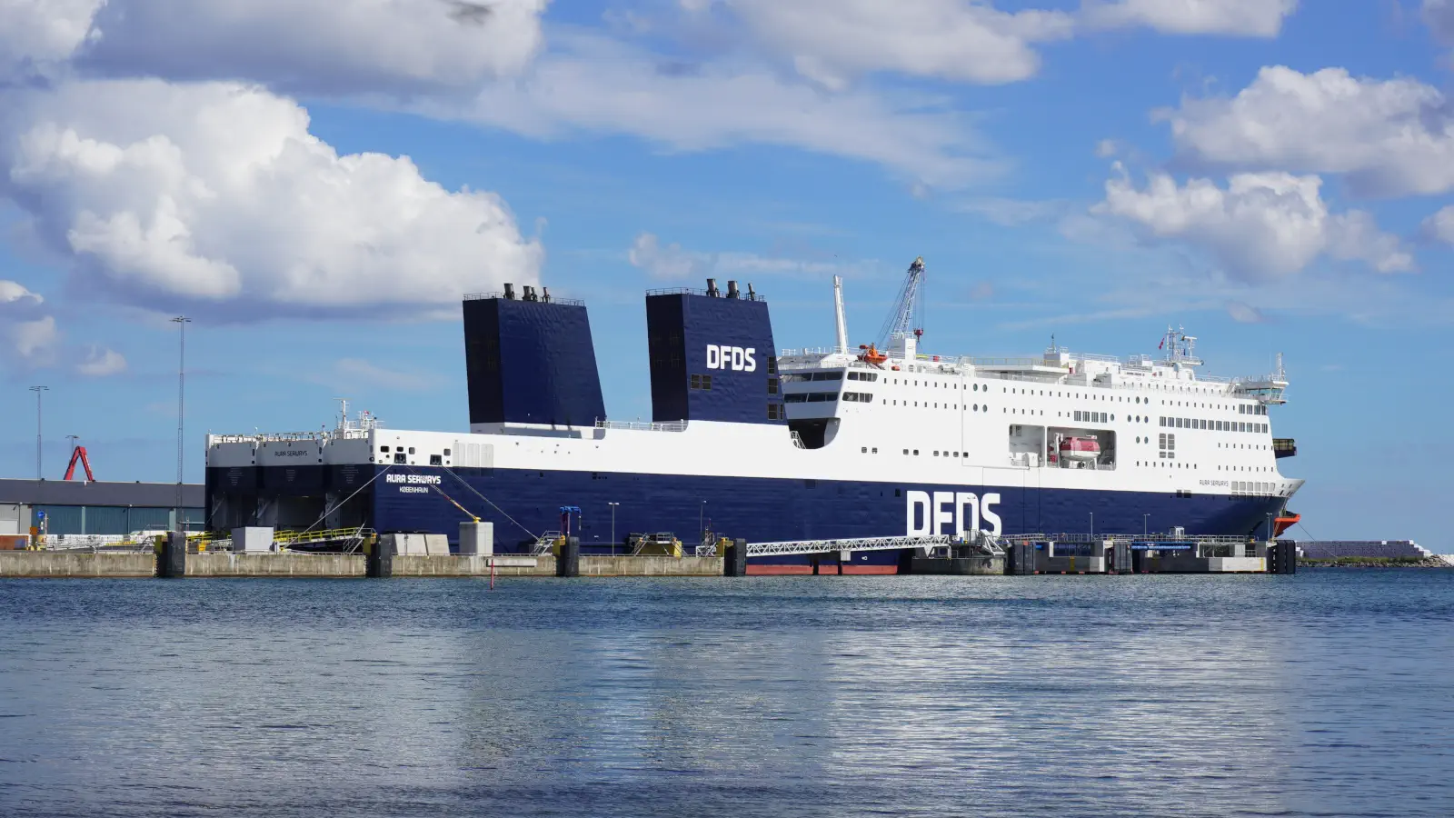 Die DFDS Fähre Aura Seaways in Karlshamn.