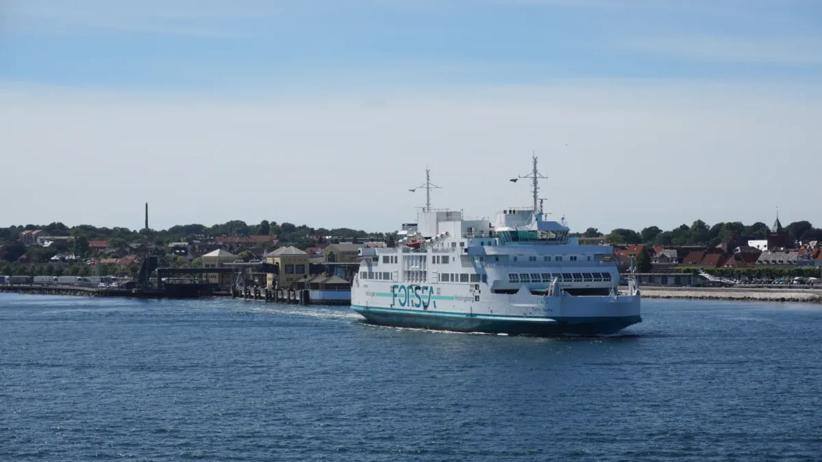 Die Fähre Tycho Brahe verlässt den Fährhafen Helsingör in Richtung Helsingborg in Schweden.