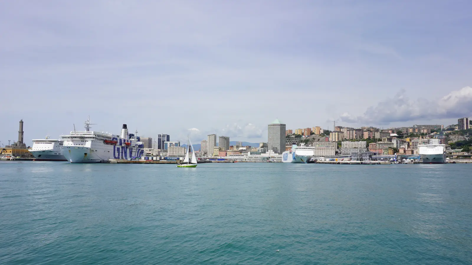 Fährhafen Genua mit Fähren von GNV und Moby Lines.