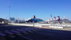 Blick auf die Fähranleger im Hafen von Piombino. Hier fahren Fähren nach Elba, Korsika, Pianosa und Sardinien.