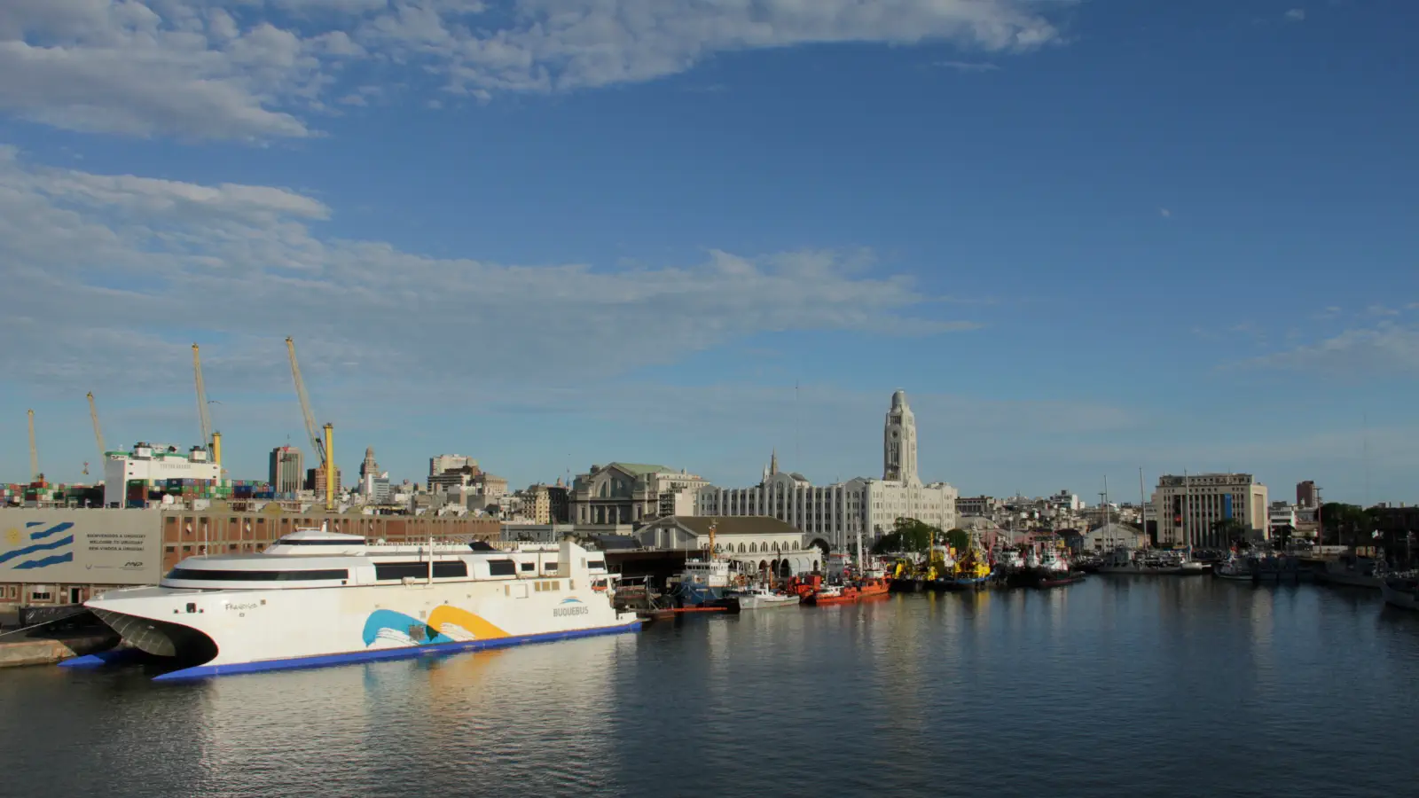 Blick auf den Fährhafen von Montevideo mit der Fähre Buquebus Francisco.