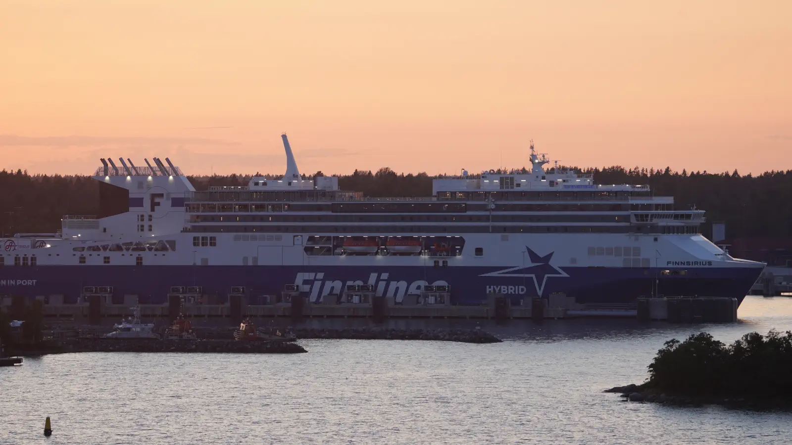 Die Finnlines Fähre Finnsirius im Hafen von Kapellskär kurz vor der Abfahrt nach Naantali.