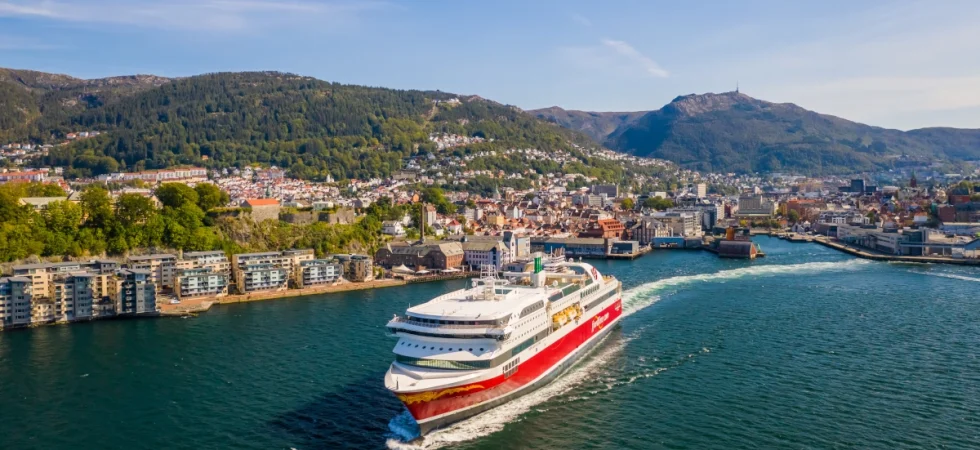Die Fjord Line Fähre MS Bergensfjord fährt ab Hirtshals über Kristiansand und Stavanger bis nach Bergen.