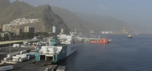 Die Fähre Marie Curie, von Balearia an Fred. Olsen verchartert, liegt im Hafen von Santa Cruz de Tenerife.