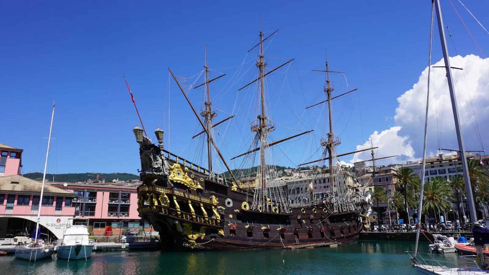 Blick auf den Nachbau der spanischen Galeone Neptune im Hafen Genua.