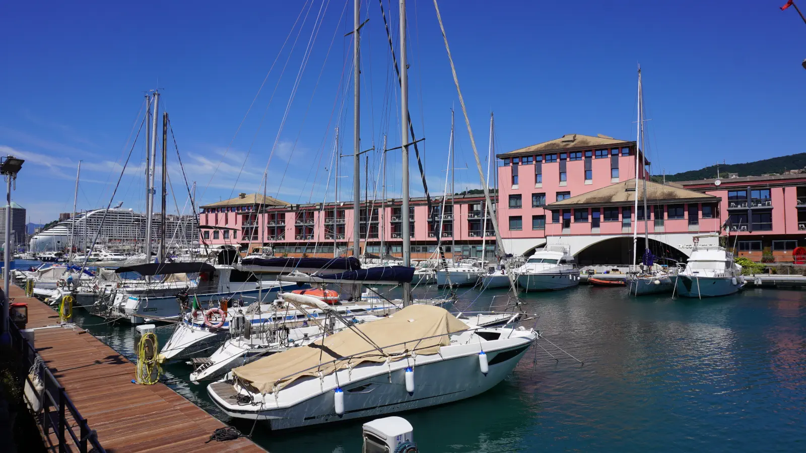 Das Hotel NH Collection Genova Marina.