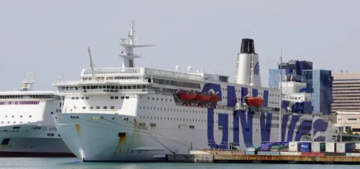 Die GNV Fähre Azzurra im Hafen von Genua.