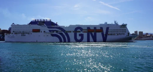 Die GNV Fähre GNV Orion im Hafen von Genua.