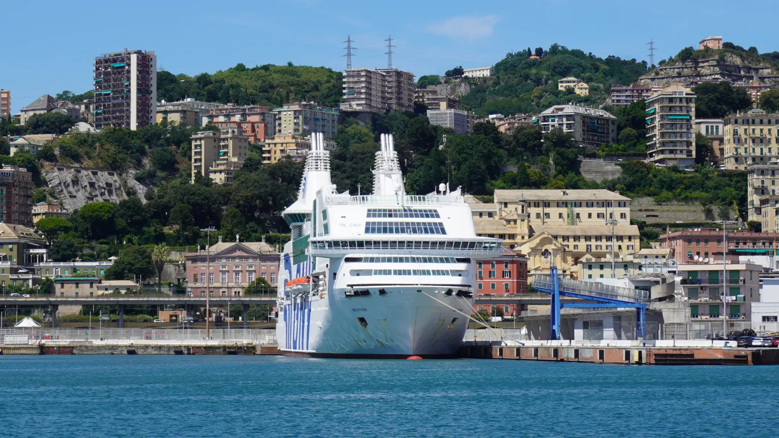 Die GNV Fähre Rhapsody liegt im Hafen von Genua.