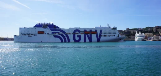 Die GNV Fähre GNV Orion beim Einlaufen im Hafen von Genua.