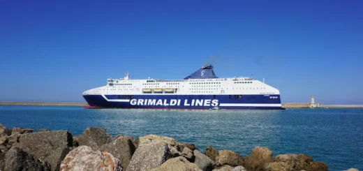 Die Grimaldi Lines Fähre Cruise Sardegna verlässt den Hafen von Livorno.