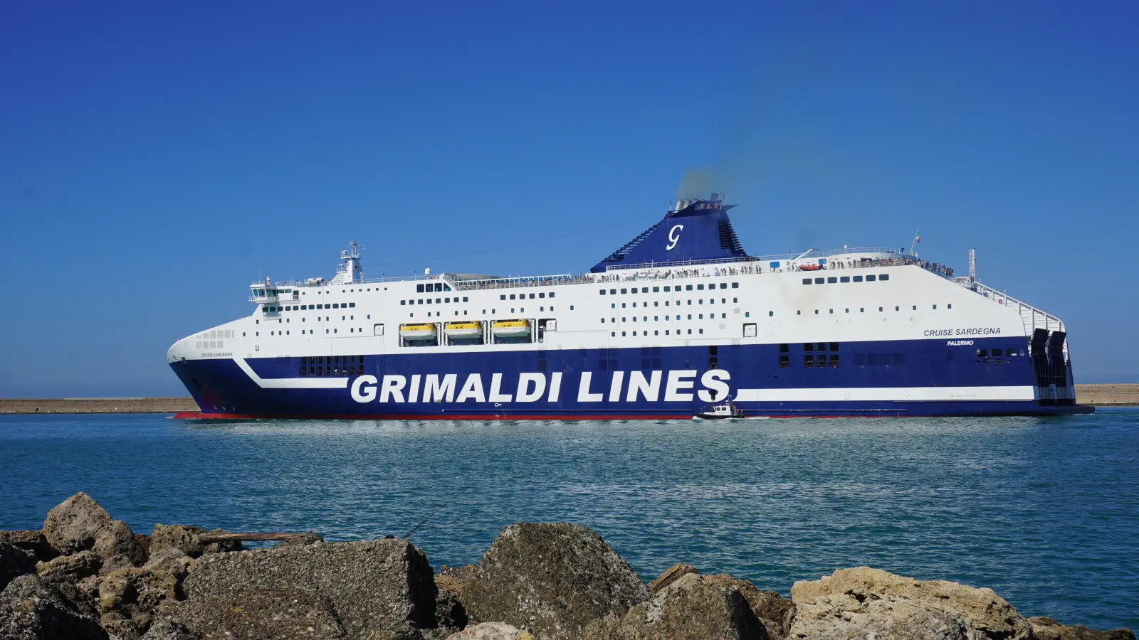 Grimaldi Lines Fähre auf dem Weg vom italienischen Festland nach Sardinien.