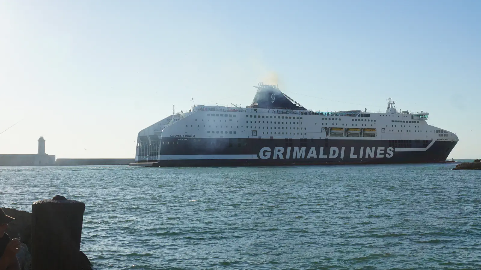 Die Grimaldi Lines Fähre MV Cruise Europa fährt zwischen Livorno und Olbia auf der Insel Sardinien. Hier läuft die Fähre gerade in den Hafen von Livorno ein.