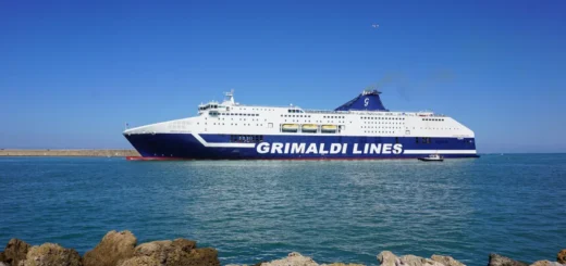 Die Grimaldi Lines Fähre MV Cruise Sardegna fährt zwischen Livorno und Olbia auf der Insel Sardinien.