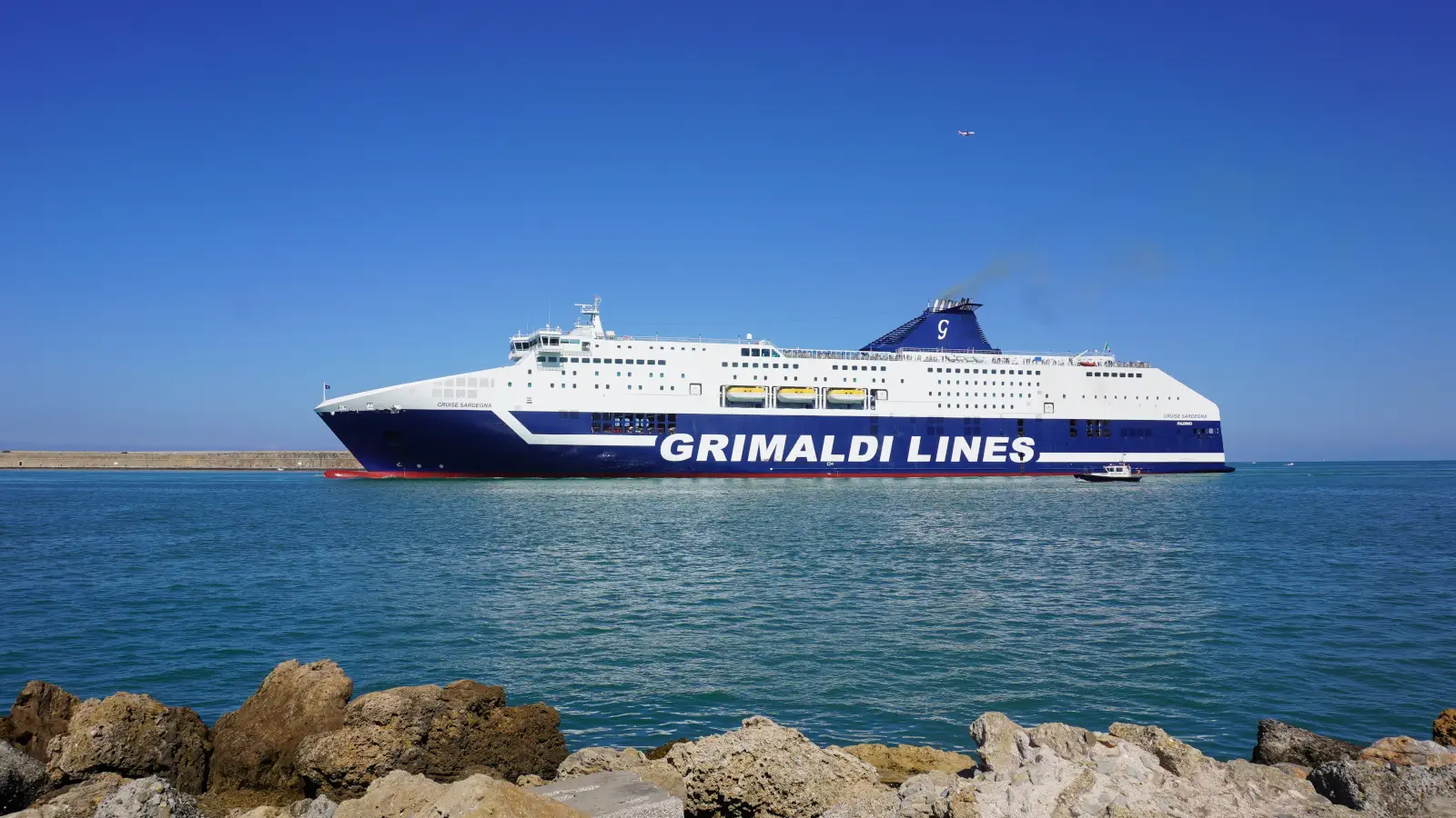 Die Grimaldi Lines Fähre MV Cruise Sardegna fährt zwischen Livorno und Olbia auf der Insel Sardinien.