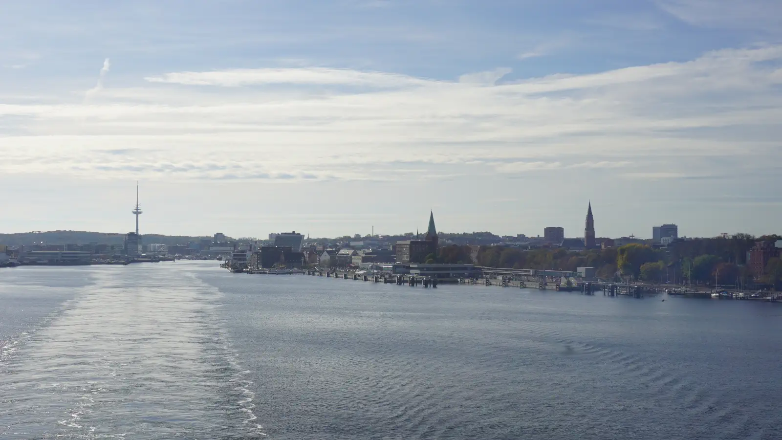 Blick von der Kieler Förde auf die Hafenstadt Kiel.