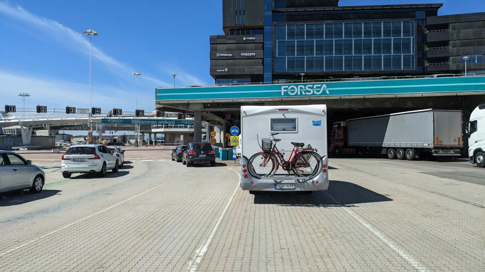 Nach dem Check-In in Helsingborg geht es Richtung Fähre.