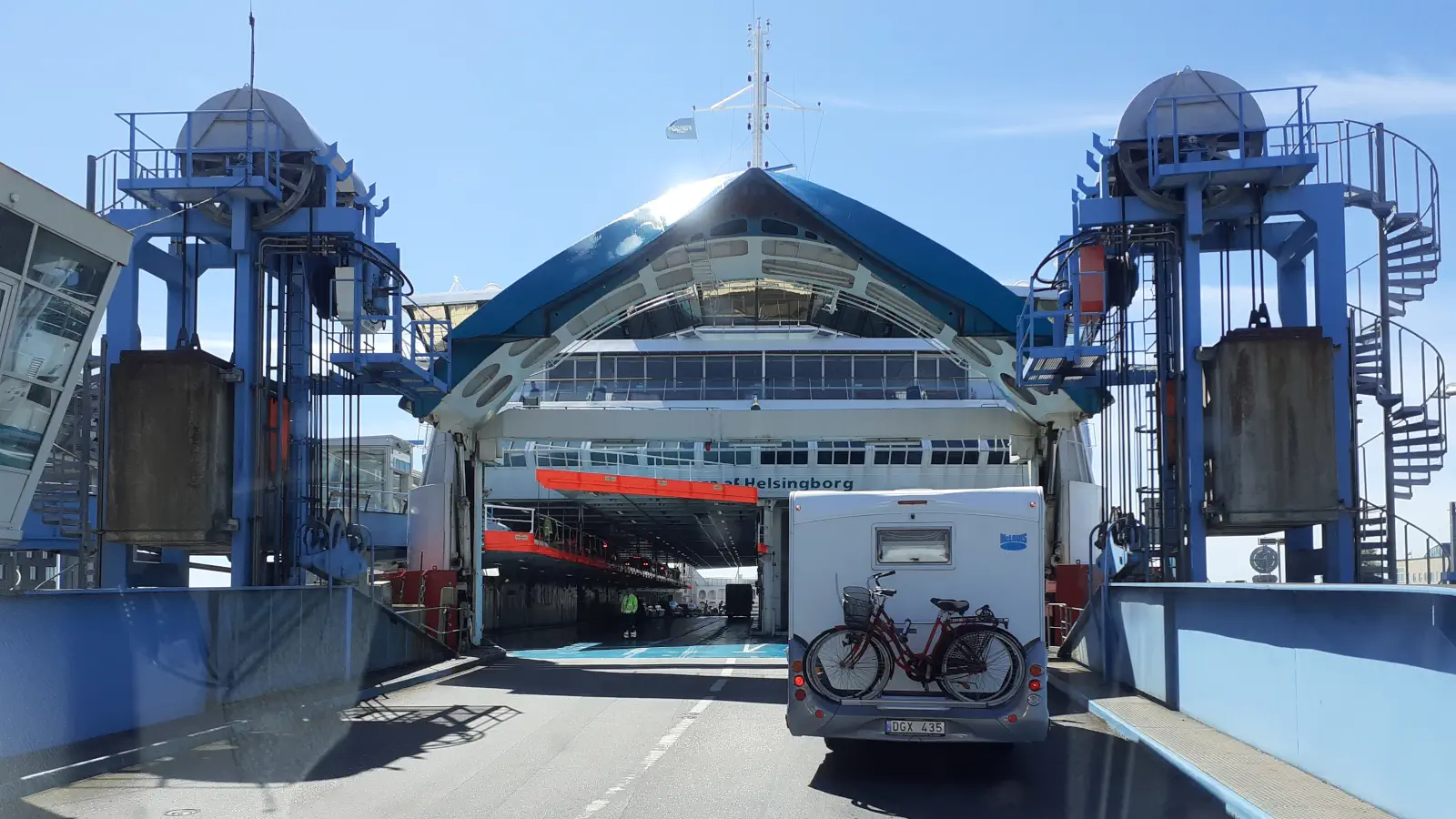 Die Zufahrt zum Autodeck der Fähre Helsingborg - Helsingör.