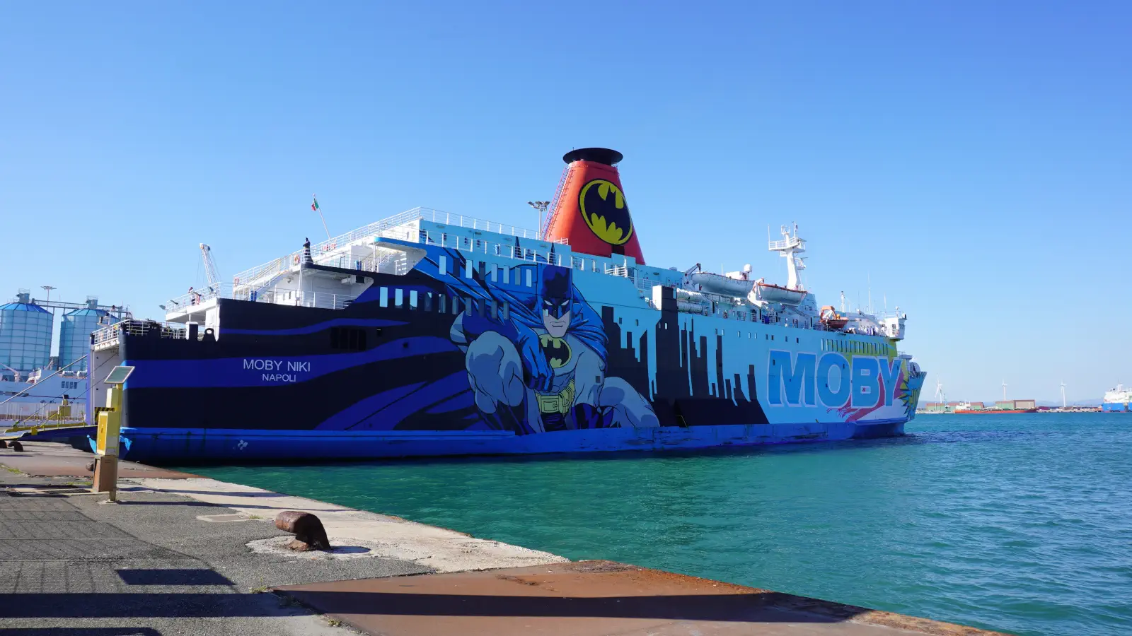 Die Fähre Moby Niki im Hafen vom Piombino vor der Abfahrt nach Portoferraio auf der Insel Elba.