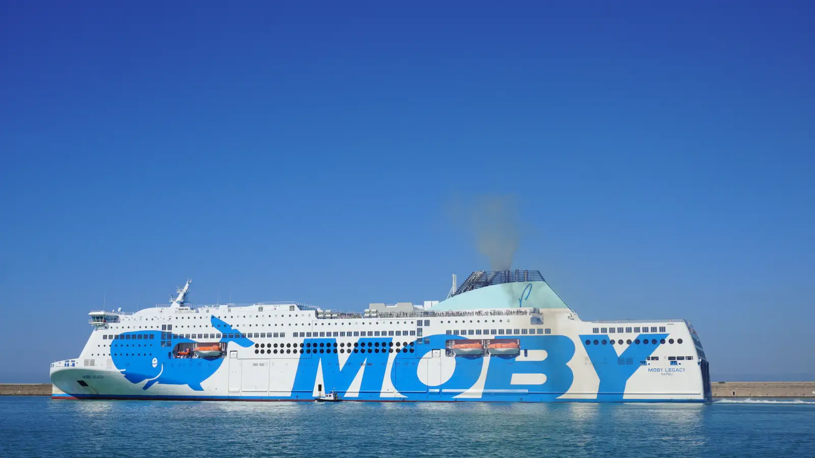 Die Moby Lines Fähre Moby Legacy verlässt den Hafen von Livorno in Richtung Olbia auf Sardinien.