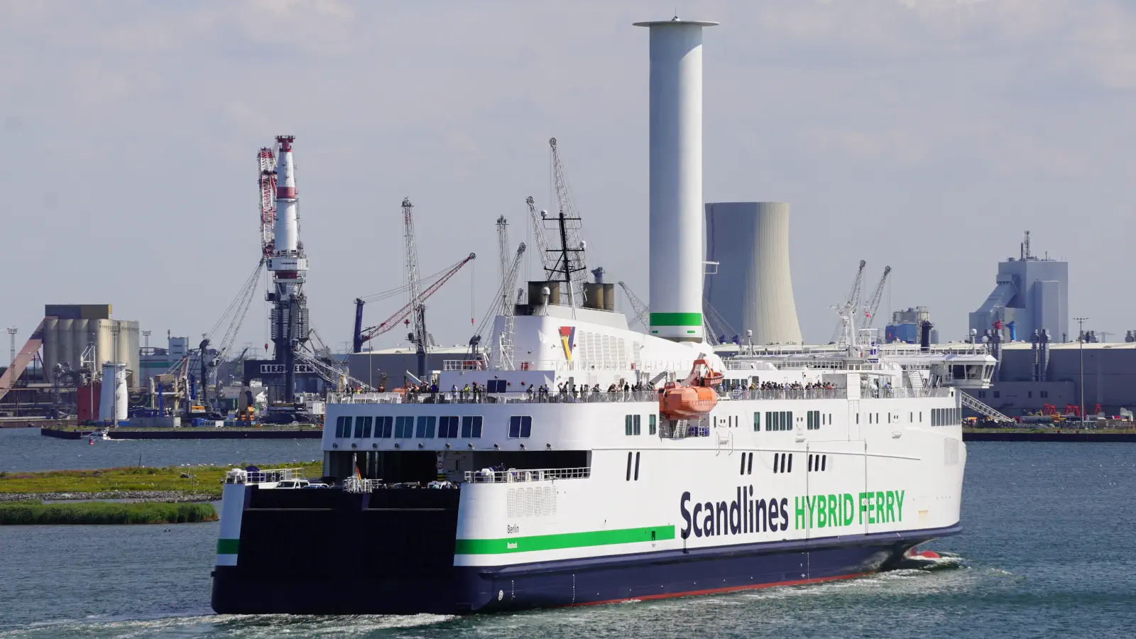 Die Scandlines Hybridfähre Berlin bei der Ankunft im Seehafen Rostock.