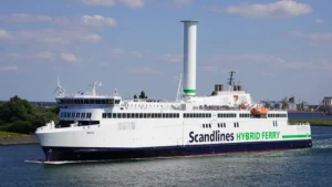 Die Scandlines Hybridfähre Berlin verlässt den Rostocker Hafen in Richtung Gedser in Dänemark.