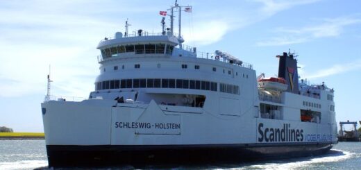 Scandlines Fähre Schleswig-Holstein fährt auf der Verbindung zwischen Puttgarden und Rodby.