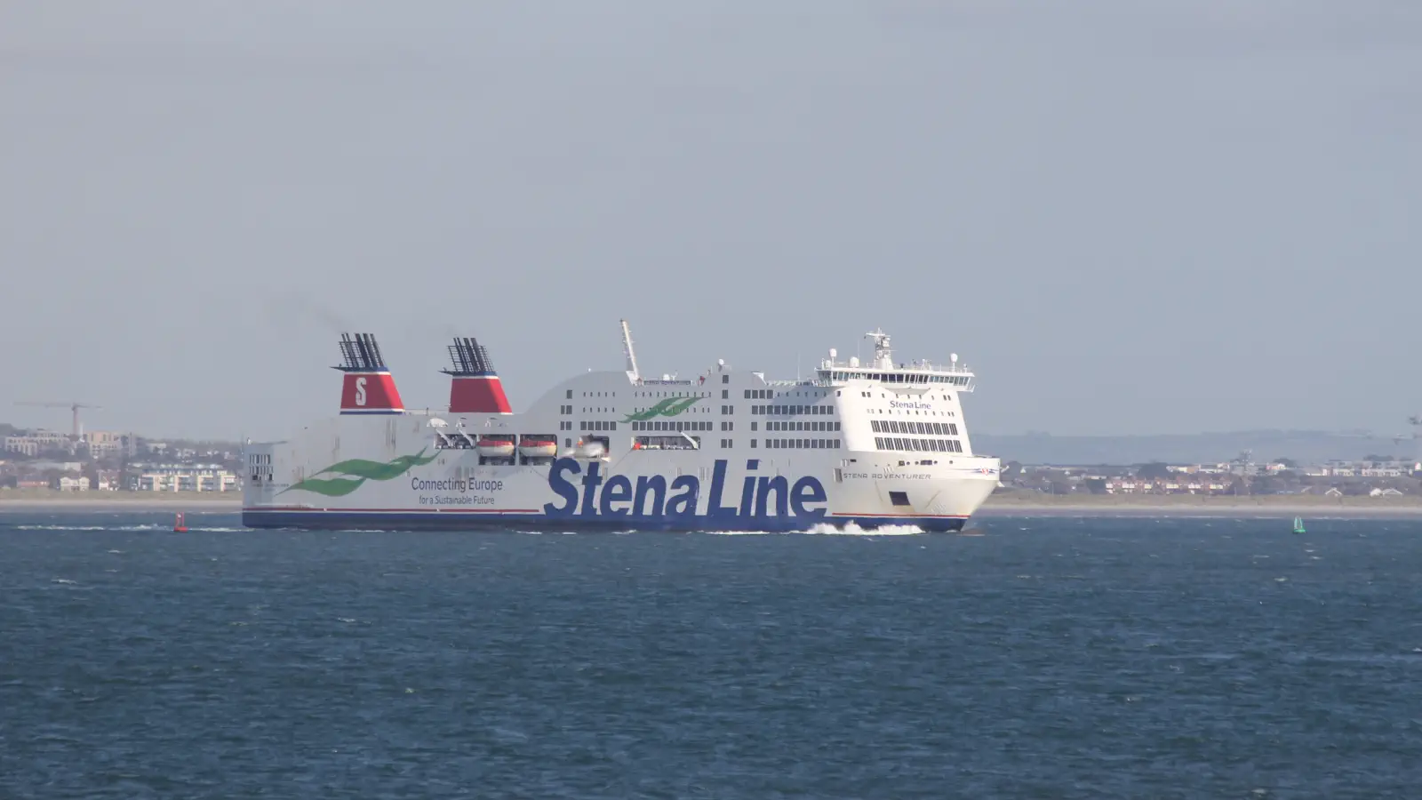 Die Stena Line Fähre Stena Adveturer verlässt Dublin auf dem Weg nach Holyhead.