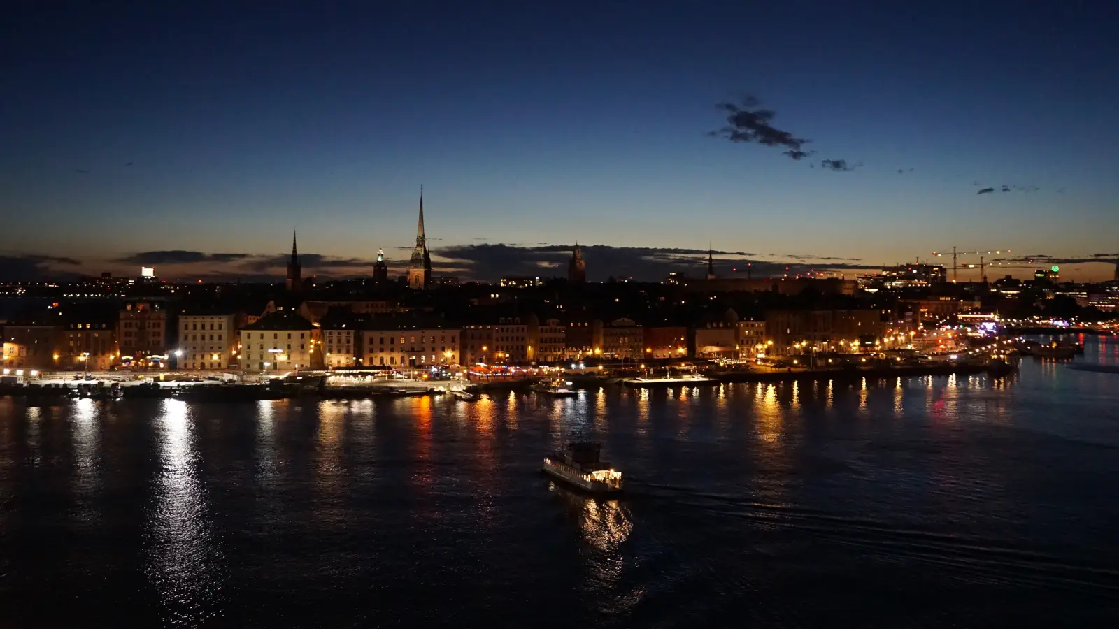 Blick auf Stockholm bei Nacht.