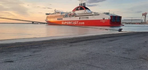 Die Fähre Superfast 3 von Superfast Ferries ist auf den innergriechischen Fährverbindungen unterwegs.