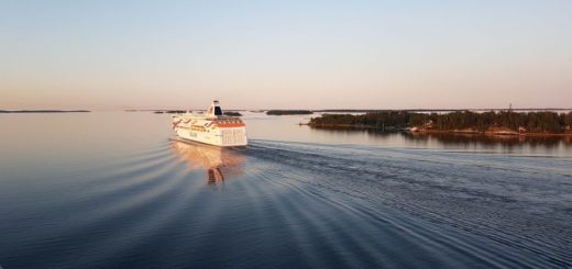 Die Fähre Baltic Queen von Tallink Silja auf ihrem Weg durch die Schären vor Stockholm.