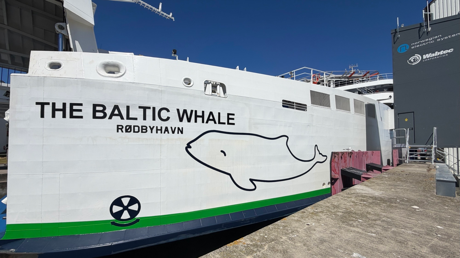 Die Scandlines Elektrofähre The Baltic Whale am Landstromanschluss in Puttgarden