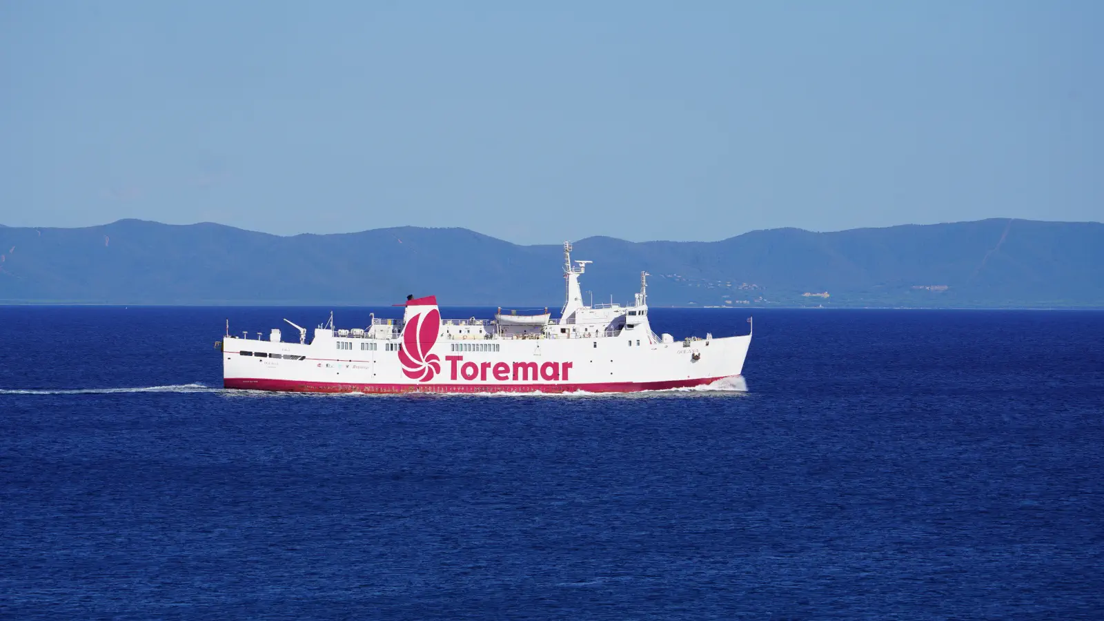 Die Fähre Oglasa von Toremar pendelt mehrmals täglich zwischen den Häfen von Piombino und Portoferraio auf der Insel Elba.