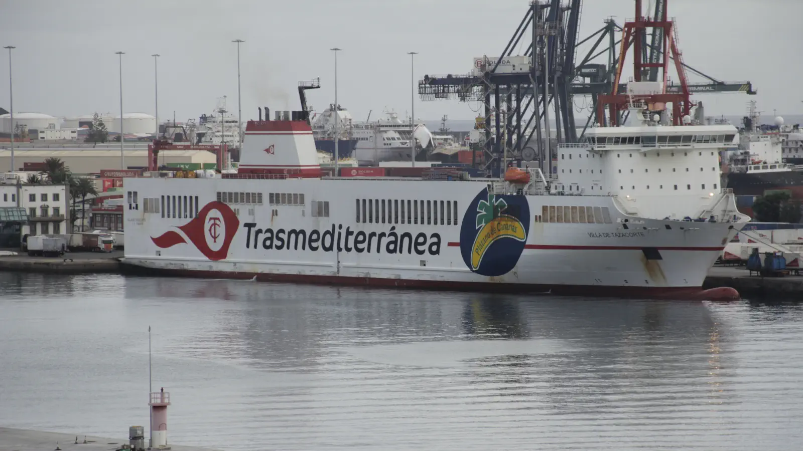 Fähre Trasmediterranea Villa de Tazacorte im Hafen von Las Palmas, Gran Canaria.