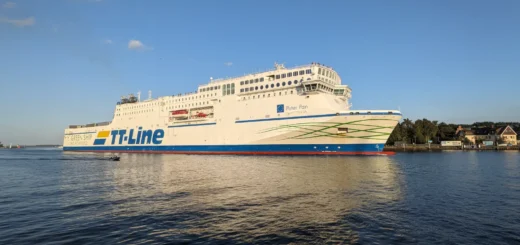 Die TT-Line Fähre Peter Pan läuft aus Trelleborg kommend in den Hafen von Lübeck-Travemünde ein.