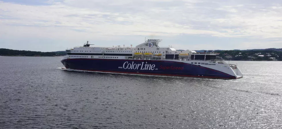 Die Color Line Fähre SuperSpeed 1 im Hafen Kristiansand bei der Abfahrt nach Hirtshals.