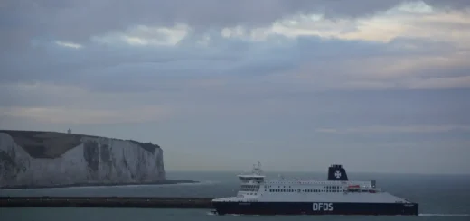 Die DFDS Fähre Dover Seaways bei der Einfahrt in den Fährhafen von Dover.