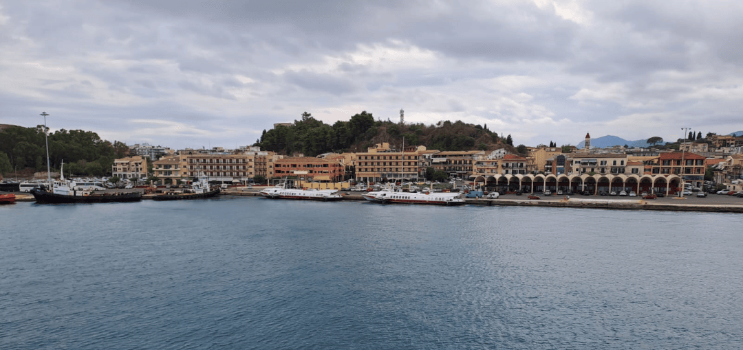Hochgeschwindigkeitsfähren Korfu-Saranda im Hafen von Korfu