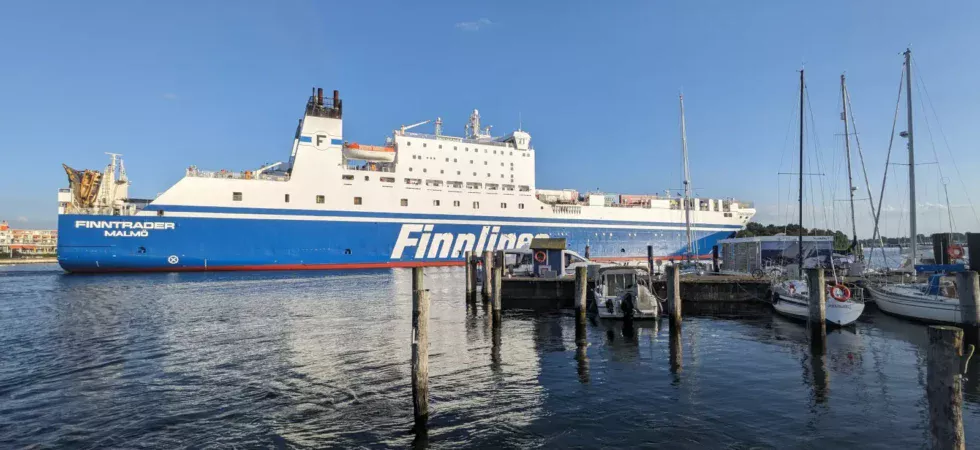 Finnlines Fähre Finntrader beim Einlaufen in den Hafen von Travemünde.