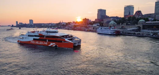 Der Halunder Jet im Sonnenuntergang vor dem Anlegen im Hamburger Hafen.