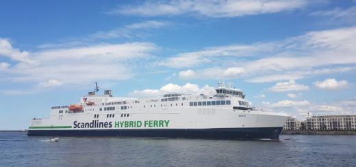 Scandlines Fähre Berlin beim Einlaufen in den Rostocker Hafen.